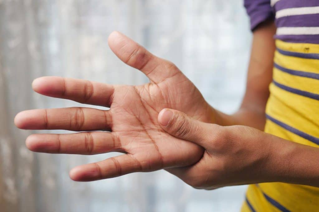 main droite qui gratte signification