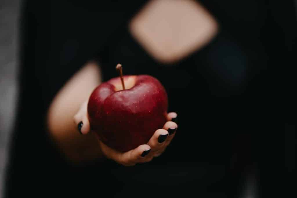 manger une pomme le soir