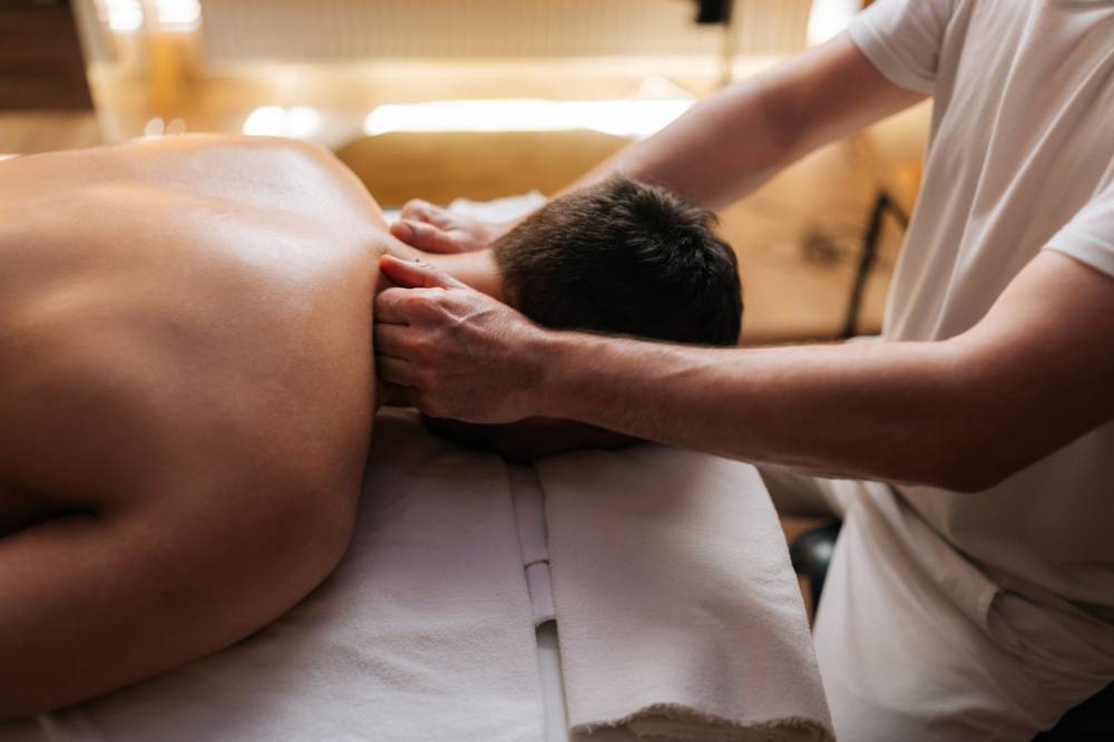 massage qui libère tension des muscles et épaules