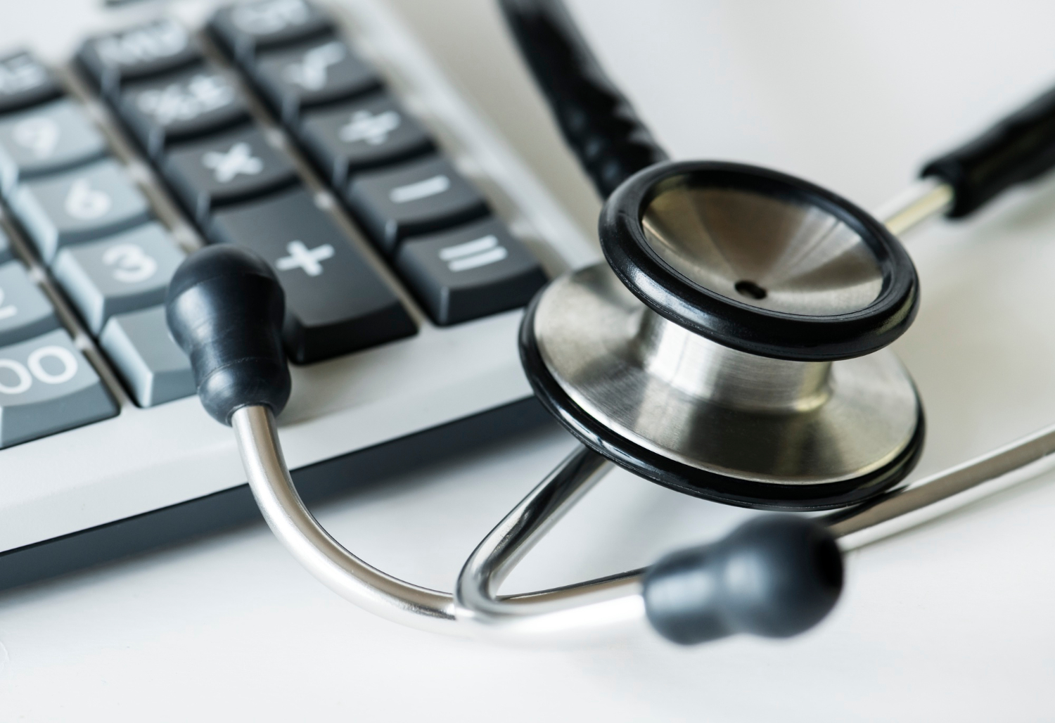 Gros plan d'une calculatrice et d'un concept de soins de santé et de dépenses