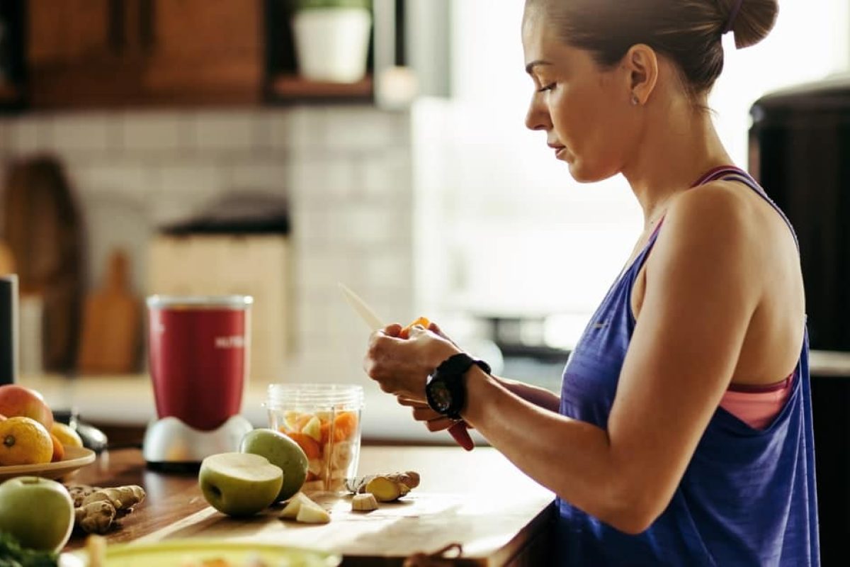 Sportive préparant un smoothie sain pour optimiser sa nutrition et ses performances sportives